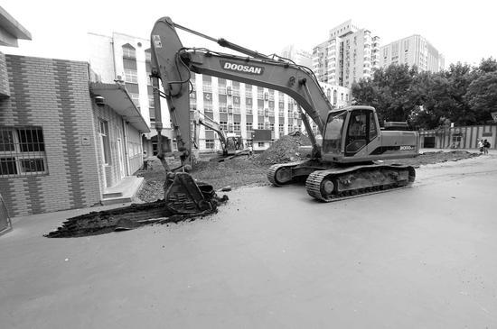 毒跑道用鞋底等劣原料 曝光后施工企業不敢接活