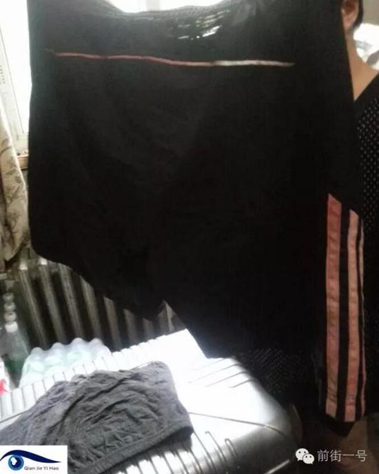李律師所穿褲子也沾染血跡。