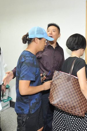 新京報(bào)快訊(記者劉洋)今天上午9時(shí)許，王寶強(qiáng)在律師張起淮的陪同下到北京朝陽(yáng)法院，起訴離婚并交納訴訟費(fèi)。王寶強(qiáng)方預(yù)估財(cái)產(chǎn)總額至少在1個(gè)億，法院遂按照1億元暫計(jì)財(cái)產(chǎn)價(jià)值，依據(jù)《訴訟費(fèi)交納辦法》收取了訴訟費(fèi)24.9575萬(wàn)元。