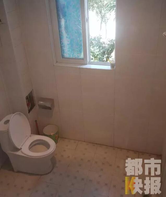 西安市戶縣草堂鎮的李家巖村，有多戶人家經營著農家樂，但昨晚發生的這件事情打破了這里的寧靜。村民：“縣上的、鎮上的警察，還有村干部好多人在那兒，說是女的在衛生間生產，把娃從窗子扔下來?！鞭r家樂員工：“(聽說)直接從二樓扔下來了，呀，太殘忍了?！弊蛲淼氖?，很多人今早才聽說，震驚之余更感到惋惜。記者今天在高冠西五巷口找到了大家所說的農家樂，一夜過去了，作為和那名女顧客有過交集的老板娘，心情仍然很沉重。