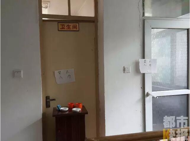 當馮女士走出大門，繞到院子的側面時，衛生間窗戶下方草叢中的一幕，讓她驚出了一身冷汗。農家樂老板娘馮女士：“就是孩子，旁邊帶著胎盤?！弊蛲硎稽c半事發后，馮女士報了警，很不幸，男嬰已經死亡。涉及的兩個房間，暫時被封鎖，里面已經清理干凈。隨后記者也從轄區草堂派出所了解到，這兩男一女三人是朋友關系，女子的年齡大概是二十二三歲。該女子事發后被送往醫院，同行的兩名男子當時被警方帶去派出所接受了筆錄調查后，已經離開了派出所。
