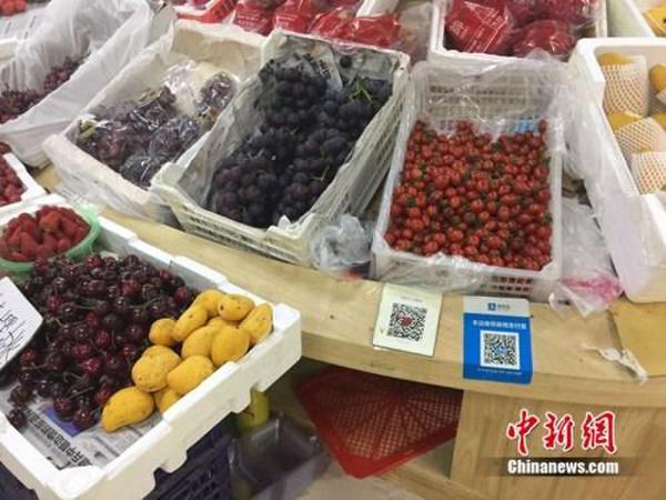 某水果攤，收款二維碼貼在顯眼位置。中新網 吳濤 攝