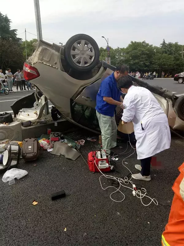 不值！小車四腳朝天司機(jī)身亡 死者只為偷幾罐奶粉
