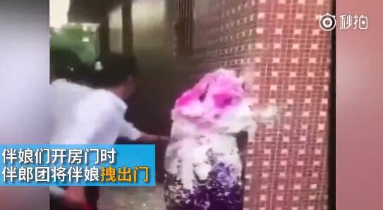 據澎湃新聞消息，近日廣東江門開平某村又現惡俗婚鬧。男方兄弟團去接新娘的時候，先用彩帶對著姐妹團狂噴，后來甚至有人用滅火器直接噴伴娘面部，害的伴娘差點被送進醫(yī)院。
