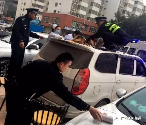 ▲女子跌落至一面包車車頂，民警和醫護人員將其救下。