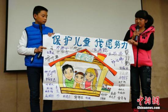 12月4日,由全國婦聯和聯合國兒童基金會在北京共同舉辦了“共同行動——停止對兒童暴力,促進兒童保護”的主題宣傳活動。圖為活動兒童代表以繪畫的形式說出他們的心聲。<a target='_blank' _fcksavedurl='http://www.chinanews.com/'>中新社</a>發 富田 攝 12月4日,由全國婦聯和聯合國兒童基金會在北京共同舉辦了“共同行動——停止對兒童暴力,促進兒童保護”的主題宣傳活動。圖為活動兒童代表以繪畫的形式說出他們的心聲。<a target='_blank' _fcksavedurl='http://www.chinanews.com/'>中新社</a>發 富田 攝