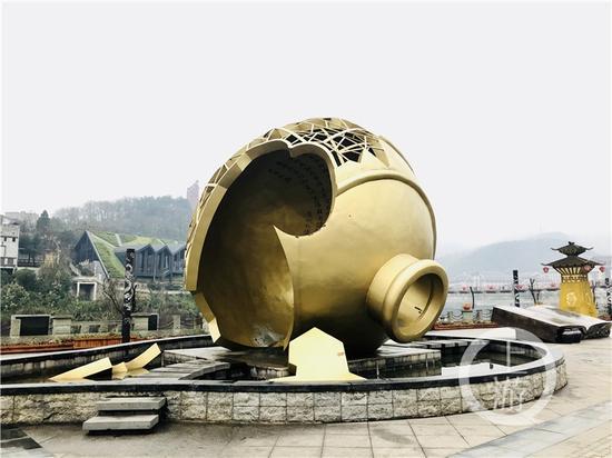 △茅臺鎮1915廣場著名的“壇碎”雕塑。
