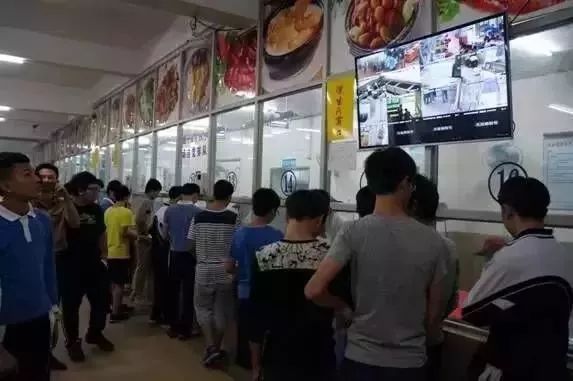 知名餐廳被指沙拉里吃出帶血創口貼 店長遭潑飲料