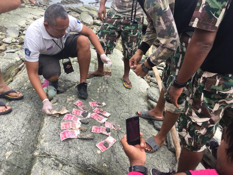  11日，泰方在打撈出的中國(guó)遇難者遺體的衣服內(nèi)發(fā)現(xiàn)了人民幣。