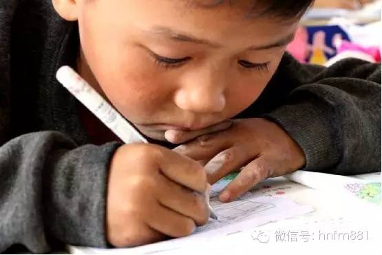 小手黑黑的，像是很少洗