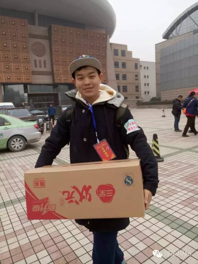 河南電臺1066主持人小澤，搬送愛心餃子。