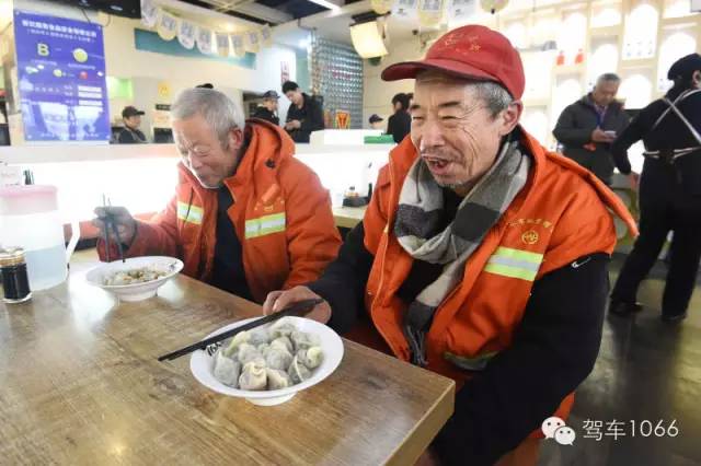 部分環衛工在下班后來到76人老燴面吃到熱乎乎的餃子。