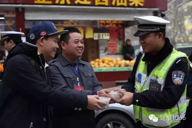 新華社攝影記者李博，也隨我們1066小分隊一路同行他也為我們記錄下了一幕幕溫暖的瞬間。