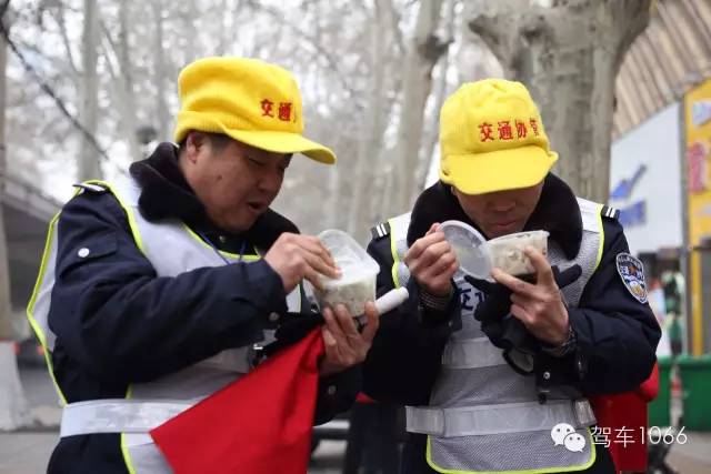 1066小分隊和志愿者來到金水路文化路，給這里執勤的交警和協管送去暖心餃子。