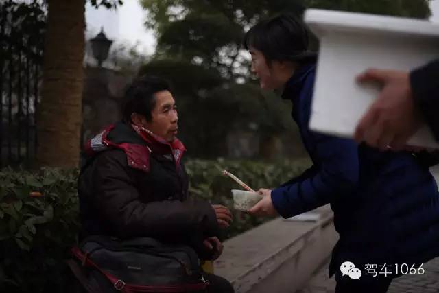 1066小分隊來到紫荊山（摩的司機、出租車司機、市民)，給他們送去餃子。