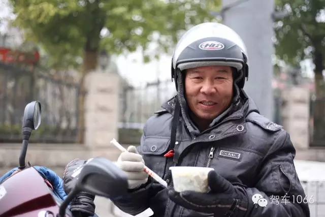 1066小分隊來到紫荊山（摩的司機、出租車司機、市民)，給他們送去餃子。