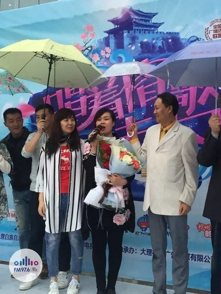海波瞞著妻子，請來妻子的家人，耿梅驚喜感動，喜極而泣~
