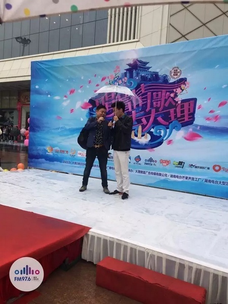 這位男士向遠在家鄉的妻子隔空表白，勇氣真是大大的，您對妻子的愛，已經超越萬水千山。