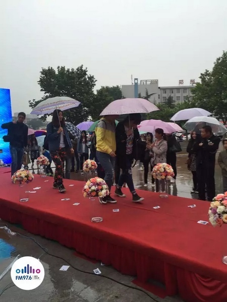 　　好友從屏幕后面走出來，他們特意從陜西、平頂山趕來為兩人送出祝福。