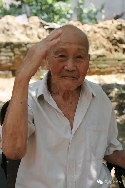 老兵身子骨不行了，九十多歲了……也許軍禮不那么標(biāo)準(zhǔn)了，但是這一幕還是感動到了我們……