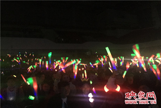 當(dāng)晚現(xiàn)場約2500個座位全場爆滿，還有全國各地歌迷會趕來的歌迷們。