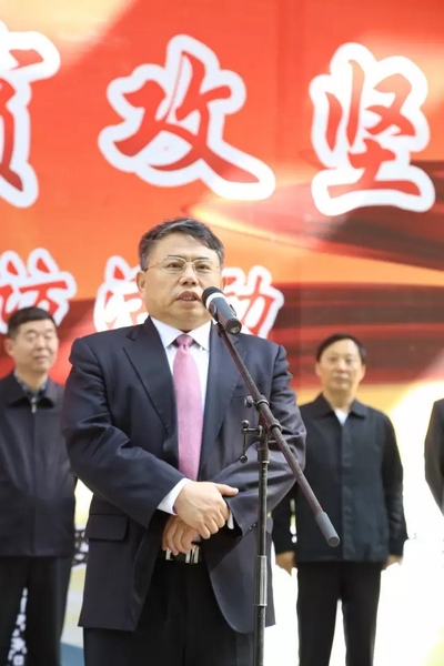 省委宣傳部副部長、省新聞出版廣電局局長朱夏炎宣布《打贏脫貧攻堅戰》大型采訪活動正式啟動。