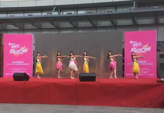 伴隨著舞蹈演員們的開場，比賽在上午10點(diǎn)半正式拉開序幕