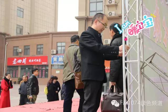 寒江副總監親力親為，事無巨細。偶像真是暖暖惹人愛呢！