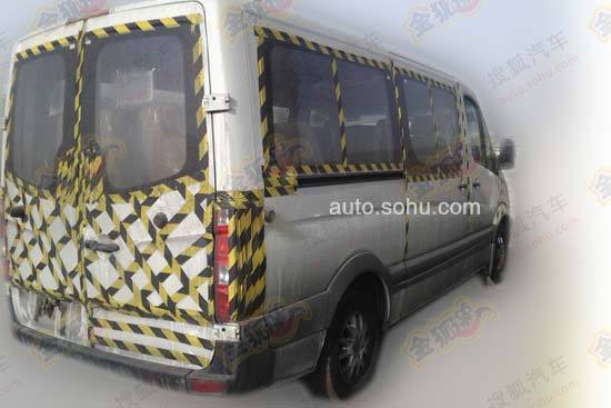 廈門(mén)金龍這款車(chē)型將目標(biāo)瞄準(zhǔn)了奔馳凌特Sprinter車(chē)型