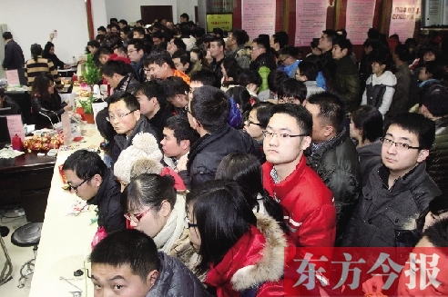 昨日上午，鄭州市金水區(qū)民政局婚姻登記處，領(lǐng)證的新人擠滿了辦證大廳
