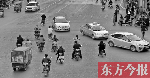 四月九日，鄭州市黃河路與經八路交叉口，“中國式過馬路”現象仍很常見