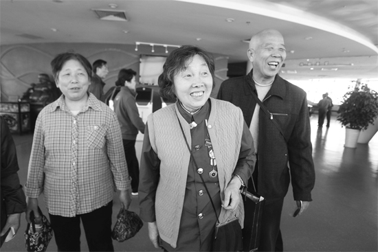 昨日，“尋訪百名共和國勞?！被顒舆x出的百位勞模免費游覽中原福塔
