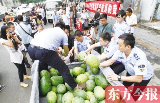 過(guò)秤開(kāi)始，鄭州管城區(qū)城市管理執(zhí)法局等五局委共買了96500斤西瓜