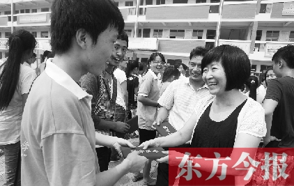 7月23日，晨鐘教育集團黨委書記張玲為支教大學生頒發證書