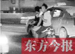盡管剛剛發(fā)生摩托車車禍，現(xiàn)場很快又現(xiàn)載人摩托車疾馳