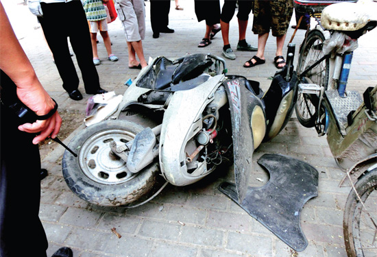 8月3日，棉紡路與六廠前街交叉口附近一輛水泥罐車突然爆胎，路邊一輛電動車被沖擊波震翻報廢
