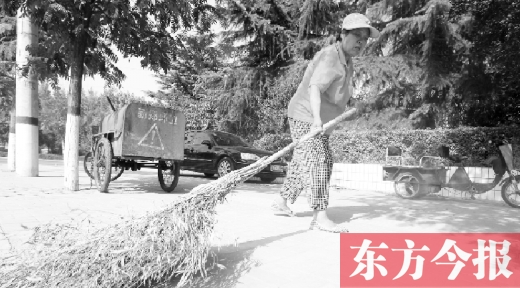 昨天下午4點，新鄭市溱水路，64歲的陳明花正在打掃衛生，這一段曾是靳春波負責的路段