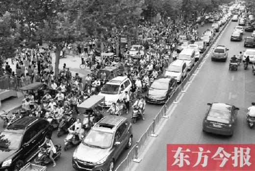 鄭州市城東路上，因為附近兩所小學開學，造成交通大擁堵