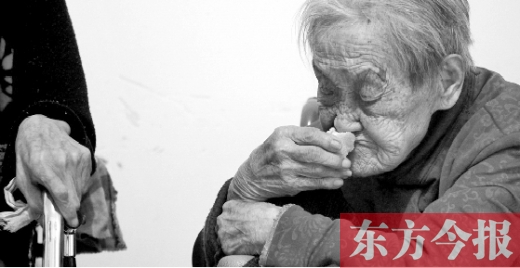 在鄭州惠濟區紅樹林老年療養院內，一位老人在吃蛋糕