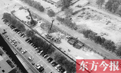鄭州市隴?？焖俾方ㄔO(shè)已經(jīng)開(kāi)工，昆侖路與華山路之間的道路已經(jīng)封閉
