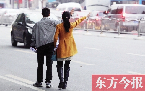 昨日下午5時30分，鄭州市花園路口公交站，一對青年正焦急等車