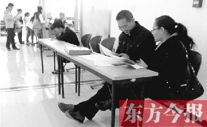 　　10月16日，鄭州市社保中心辦事大廳，新增的桌椅方便了前來辦理手續的市民