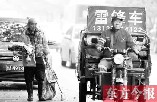 鄭州市商城路，一名環(huán)衛(wèi)工懷抱著剛剛收到的毯子，目送“雷鋒哥”孫德坤離開(kāi)