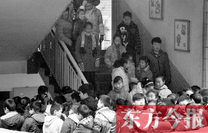 某小學的學生走下樓梯放學。2013年年底前，河南省將掛牌督導覆蓋所有中小學校。