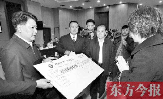 11月5日，省高院院長張立勇（左三）與最高法院執行局局長劉貴祥（左一）一起將執行款發放到當事人手中