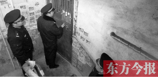 12月3日，鄭州市隴海路。執法人員欲進入一戶未辦狗證的居民家中，強行將狗帶走