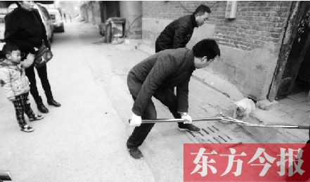 12月3日，鄭州市隴海路。執法人員對一只“辦了證卻不系繩”的狗進行捕捉