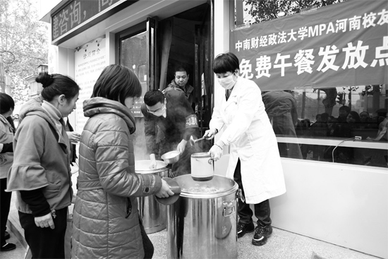 鄭州市經一路和緯五路交叉口，免費午餐吸引了很多人排隊