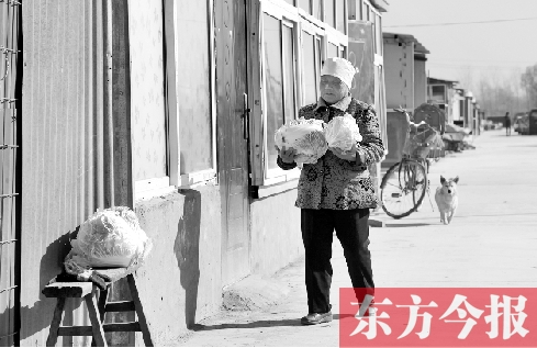 在京水村的臨時過渡區內，62歲的村民白小英對未來的生活充滿期待