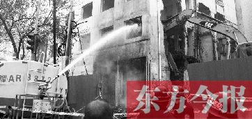 昨天早上8點半，鄭州市農業路一拆遷工地，用兩臺噴水車噴水除塵，有效地阻止了施工揚塵